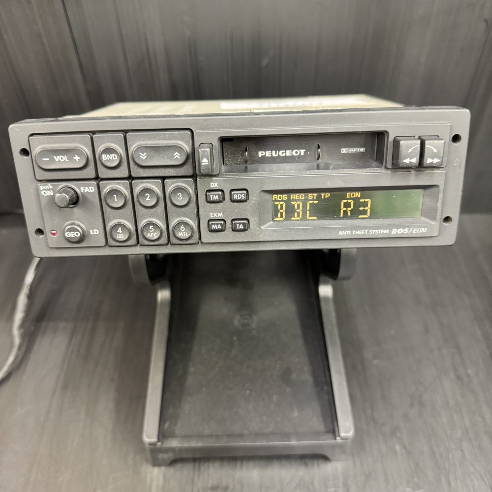Peugeot 405 etc Clarion Pu-9833a old car radio cassette player with code