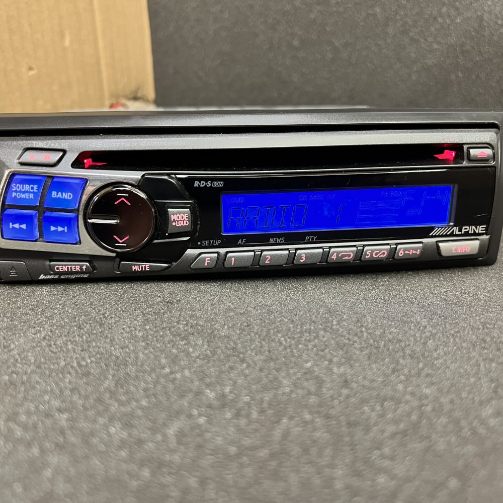 Alpine Car Radio Stereo Cd Player Model Cde-9822rb Red + blue Illumination