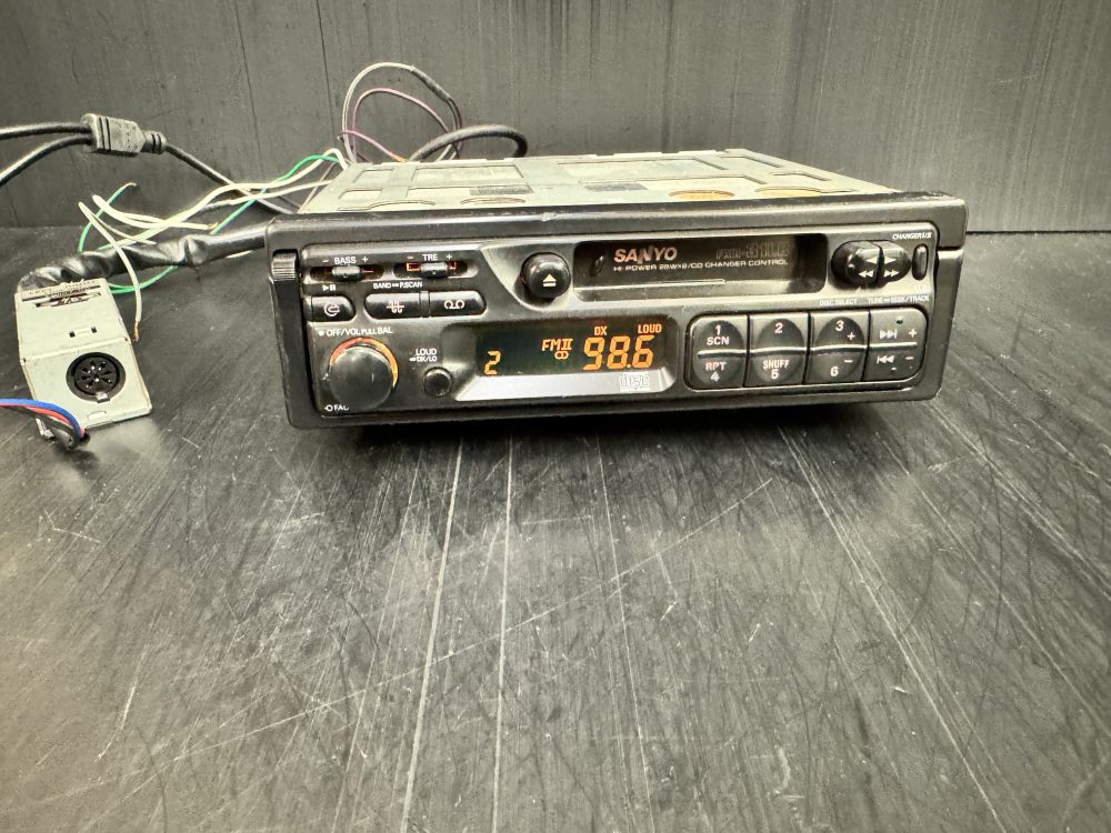 Sanyo Fxr-31Lb old pull out car radio cassette player with cd changer control