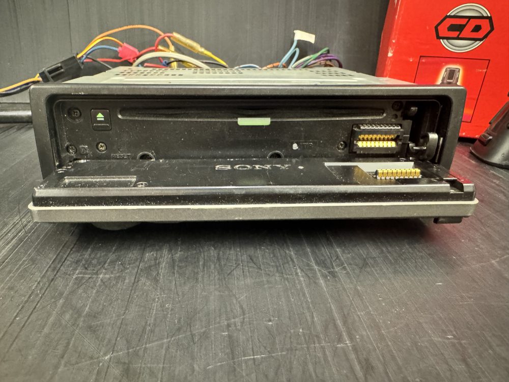 Sony Cdx-C7850r Car Radio Top spec Rare model with remote commander stalk - Image 5