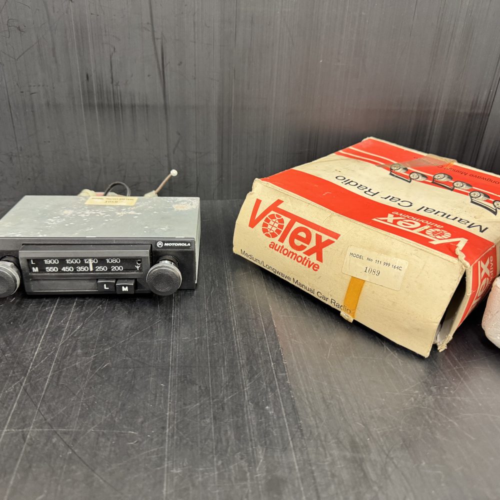 Motorola Model No 1089 old car radio player spindle type model