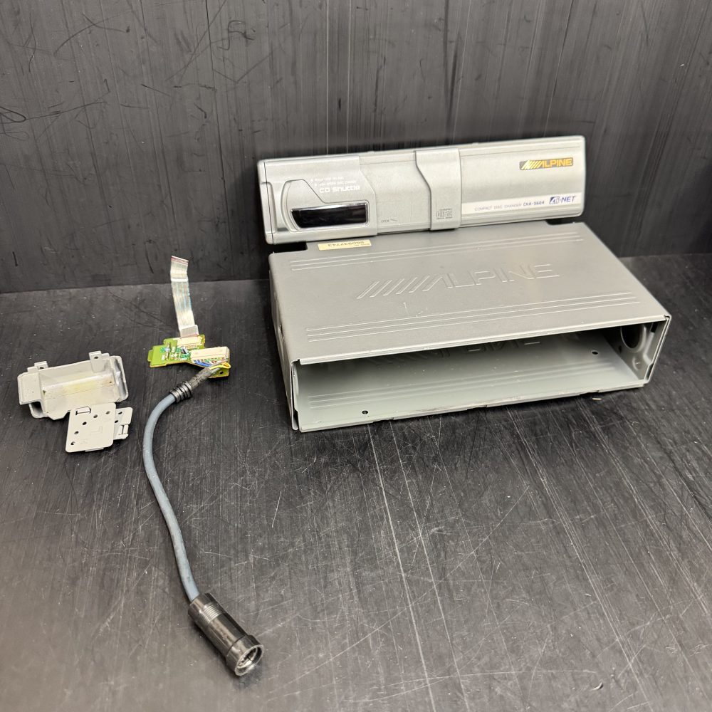 Alpine Cha-S604 cd changer parts - Front panel, door, casing and lead
