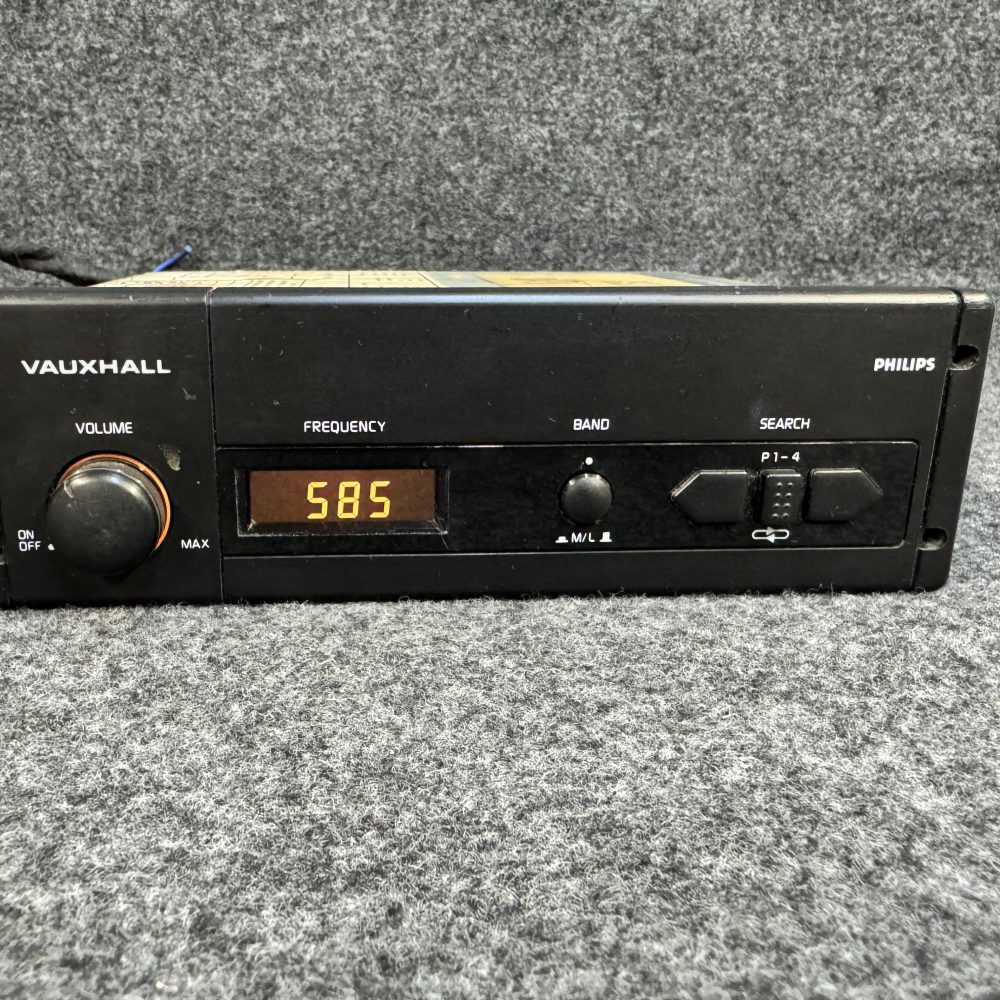 Vauxhall Cavalier Nova 90274456 old radio base model rare model